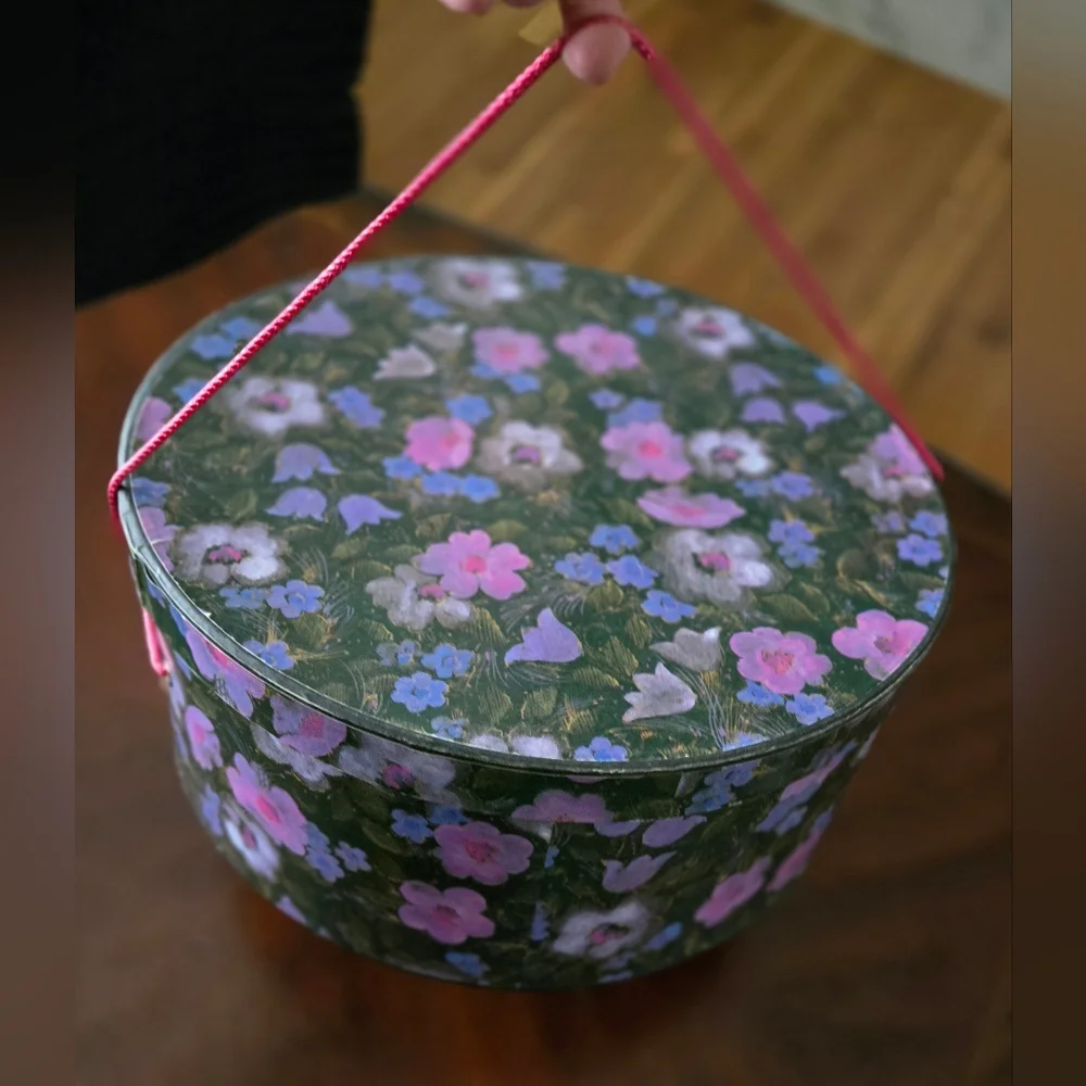Vintage Round Hat Box - Picture 7 of 15